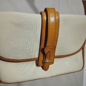 Dooney&Bourke Vtg Bone East/West Leather Flap Crossbody Bag J2665595 Sz 11X8X4